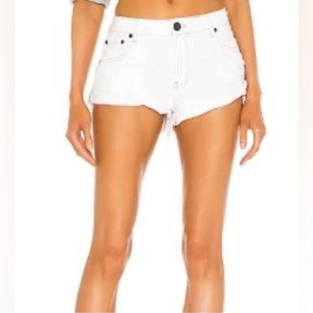 Levi’s 542 white low rise denim shorts